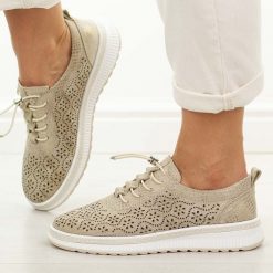 Złote ażurowane skórzane półbuty damskie Jezzi 18-24. Żółte półbuty wsuwane Jezzi, na jesień, bez wzorów, z jeansu, klasyczne, z okrągłym noskiem, bez obcasa, na płaskiej podeszwie. Za 239.00 zł.