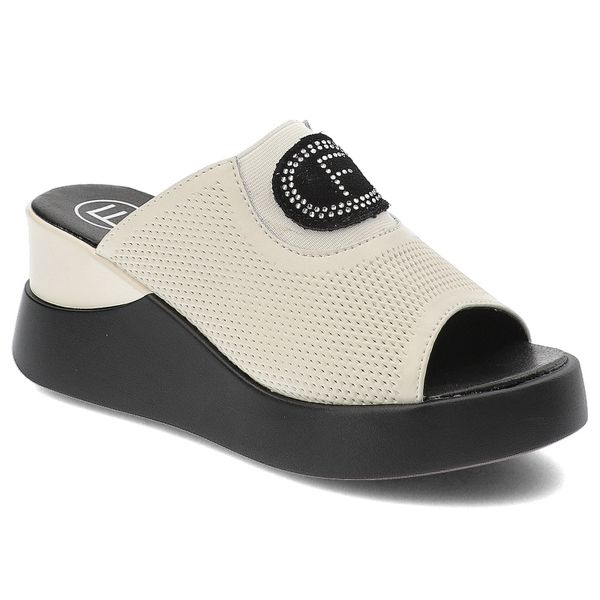 Beżowe Klapki Filippo Stylowe Obuwie Damskie Na Koturnie. Brązowe klapki Filippo, z aplikacjami, z materiału, eleganckie, bez obcasa, na koturnie, bez zapięcia. Za 129.00 zł.