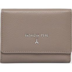 Patrizia Pepe portfel skórzany damski kolor brązowy. Brązowe portfele Patrizia Pepe, bez wzorów, z materiału. Za 539.99 zł.