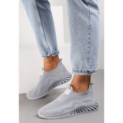Jasnoszare Buty Sportowe Briwen. Szare buty sportowe lifestyle Renee, z aplikacjami, z jeansu, bez zapięcia. W wyprzedaży za 45.49 zł.