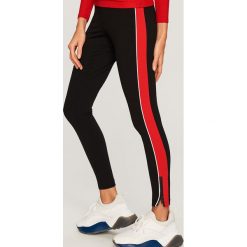 Legginsy z lampasem - Czerwony. Legginsy marki Nike. W wyprzedaży za 49.99 zł.