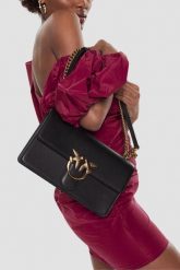 PINKO Czarna listonoszka Love One Classic DC AW25. Czarne listonoszki Pinko, bez wzorów, ze skóry, klasyczne, bez dodatków. W wyprzedaży za 1,239.99 zł.