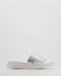 SREBRNE KLAPKI DAMSKIE 9554-2 182 SILVE. Szare klapki Venezia, bez wzorów, ze skóry, bez obcasa, bez zapięcia. Za 189.00 zł.