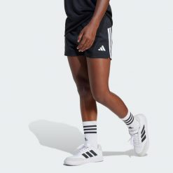Szorty Train Essentials 3-Stripes Kids. Białe szorty adidas, bez wzorów, z materiału, młodzieżowe. Za 119.00 zł.