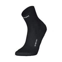 Skarpetki do biegania Kiprun Run 900 średnie grube. Czarne skarpetki KIPRUN, bez wzorów, z dzianiny. Za 39.99 zł.