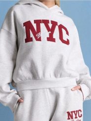 Bluza z napisem - Inny. Bluzy Sinsay, l, bez wzorów, bez ramiączek, bez kaptura. W wyprzedaży za 24.99 zł.