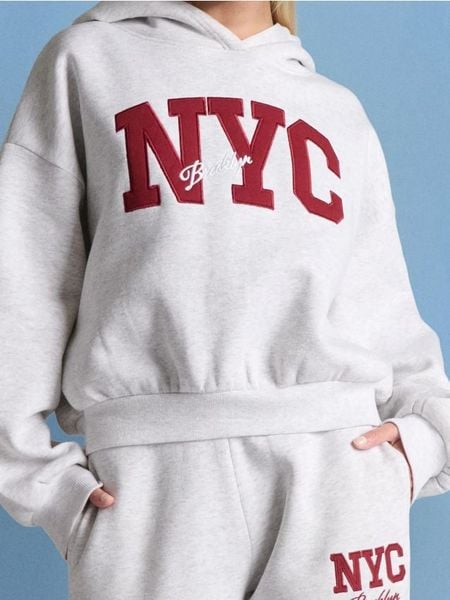 Bluza z napisem - Inny. Bluzy Sinsay, l, bez wzorów, bez ramiączek, bez kaptura. Za 49.99 zł.