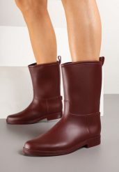Bordowe Kalosze w Minimalistycznym Stylu Kaliris. Czerwone kalosze Born2be, z aplikacjami, z jeansu, bez zapięcia. Za 79.99 zł.