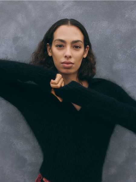 Sweter polo z wełną - czarny. Czarne swetry Reserved, l, bez wzorów, z dzianiny, bez ramiączek. W wyprzedaży za 199.99 zł.