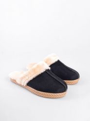 Trendyol Kapcie w kolorze czarnym rozmiar: 40. Czarne kapcie Trendyol, bez wzorów. Za 60.99 zł.