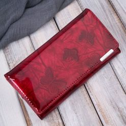 Portfel damski skórzany lakierowany czerwony ze wzorem w motyle SP-16-RDM. Czerwone portfele Jennifer Jones, bez wzorów, z lakierowanej skóry. Za 99.00 zł.