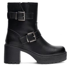 Botki JENNY. Czarne botki Jenny, bez wzorów, bez obcasa, na słupku, bez zapięcia. Za 111.99 zł.
