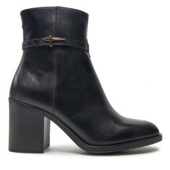 Botki Tamaris. Czarne botki Tamaris, bez wzorów, bez obcasa, na słupku, bez zapięcia. Za 269.99 zł.