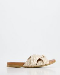 KLAPKI DAMSKIE 030020604 BEIGE. Brązowe klapki Venezia, bez wzorów, ze skóry, bez obcasa, bez zapięcia. Za 129.00 zł.