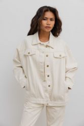 Kurtka jeansowa oversize w kolorze beżowym - BOWIE BEIGE DENIM JACKET. Brązowe kurtki Marsala, bez wzorów, z denimu, klasyczne, bez kaptura. Za 499.90 zł.