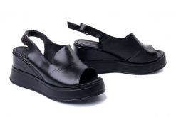ARTIKER RELAKS 52C0484 czarny, sandały damskie. Czarne sandały Artiker Relaks, bez wzorów, ze skóry, bez obcasa, na koturnie, bez zapięcia. Za 269.90 zł.