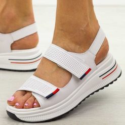 Białe ażurowe skórzane sandały damskie Cambell 07312. Białe sandały Cambell, w ażurowe wzory, z jeansu, biznesowe, bez obcasa, bez zapięcia. Za 219.00 zł.