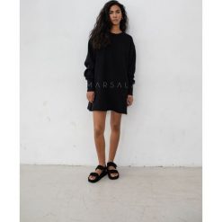 OUTLET- Sukienka DEBBIE czarna. Czarne sukienki Marsala, na co dzień, m, bez wzorów, z bawełny, casualowe, bez kołnierzyka, bez ramiączek, oversize. W wyprzedaży za 129.95 zł.