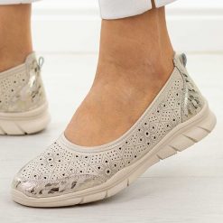 Beżowe ażurowe skórzane baleriny damskie Jezzi 9997. Brązowe baleriny Jezzi, w ażurowe wzory, z jeansu, casualowe, z okrągłym noskiem, bez obcasa, na płaskiej podeszwie, bez zapięcia. Za 189.00 zł.