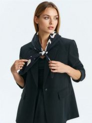 Plisowana chusta ze wzorem - czarny. Czarne chusty Sinsay, bez wzorów. Za 19.99 zł.