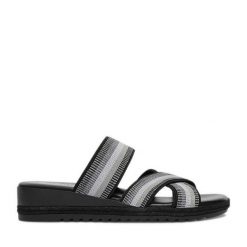 Klapki Go Soft. Czarne klapki GO SOFT, bez wzorów, bez obcasa, bez zapięcia. Za 119.99 zł.