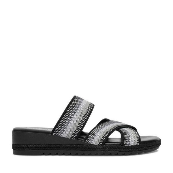 Klapki Go Soft. Czarne klapki GO SOFT, bez wzorów, bez obcasa, bez zapięcia. Za 119.99 zł.