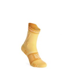 Skarpety do biegania Compressport Pro Racing Socks v4.0 Trail. Brązowe skarpetki Compressport, bez wzorów. Za 93.99 zł.