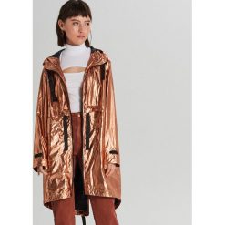 Kurtka oversize z błyszczącym wykończeniem - Różowy. Czerwone kurtki Cropp, l, bez wzorów, bez kaptura. Za 159.99 zł.