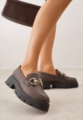 Brązowe Mokasyny na Grubej Tłoczonej Podeszwie z Metaliczną Klamrą i Cyrkoniami Renisea. Brązowe mokasyny Born2be, bez wzorów, z jeansu. Za 89.99 zł.