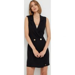 Armani Exchange sukienka kolor czarny mini prosta. Czarne sukienki Armani Exchange, na co dzień, bez wzorów, bez kołnierzyka, bez ramiączek, mini, proste. W wyprzedaży za 479.99 zł.