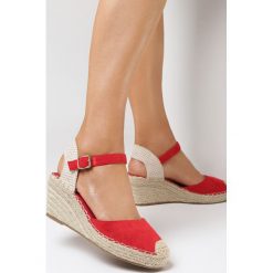 Czerwone Sandały Qimesi. Czerwone sandały Born2be, bez wzorów, z jeansu, eleganckie, z okrągłym noskiem, bez obcasa, na koturnie, bez zapięcia. W wyprzedaży za 67.49 zł.