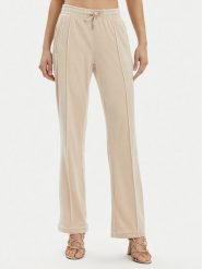Juicy Couture Spodnie dresowe Tina JCAPW045 Beżowy Regular Fit. Brązowe spodnie dresowe Juicy Couture, bez wzorów, z dresówki. Za 289.99 zł.