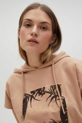 Bluza z kapturem i krótkimi rękawami beżowa. Brązowe bluzy MOODO, l, bez wzorów, z bawełny, bez ramiączek, z kapturem. Za 89.99 zł.
