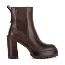 Botki Gino Rossi. Brązowe botki Gino Rossi, bez wzorów, bez obcasa, na słupku, bez zapięcia. Za 328.99 zł.
