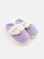 Kapcie z futerkiem Pusheen the Cat - fioletowy. Fioletowe kapcie Sinsay, bez wzorów. Za 35.99 zł.