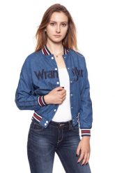 DAMSKA KURTKA PRZEJŚCIOWA WRANGLER BOMBER JACKET RETRO ACTIVE W412FD123. Niebieskie kurtki Wrangler, xs, bez wzorów, z jeansu, retro, bez kaptura. Za 259.99 zł.
