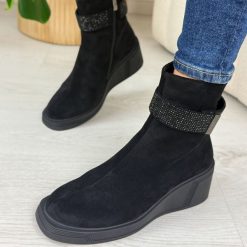 Czarne zamszowe botki damskie DiA 52-191. Czarne botki DiA, bez wzorów, z jeansu, eleganckie, z okrągłym noskiem, bez obcasa, na koturnie, bez zapięcia. W wyprzedaży za 287.20 zł.