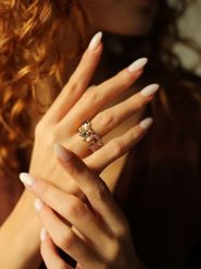 Pierres delicates Pozłacany pierścionek z perłą rozmiar: onesize. Białe pierścionki Pierres delicates, z kryształem, pozłacane. Za 43.99 zł.