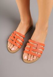 Pomarańczowe Klapki z Geometrycznymi Wycięciami Relvisa. Brązowe klapki Born2be, bez wzorów, eleganckie, bez obcasa, na płaskiej podeszwie, bez zapięcia. Za 69.99 zł.