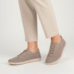 Półbuty damskie S.Barski cholewka ze skóry naturalnej z drobną perforacją klasyczne sznurowanie smukły fason zaokrąglony nosek niska jednolita podesz. Szare półbuty wsuwane S.BARSKI, bez wzorów, ze skóry, klasyczne, bez obcasa, na płaskiej podeszwie. Za 189.00 zł.