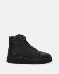 SPORTOWE BOTKI W KOLORZE CZARNYM 24112 BLACK. Czarne botki Venezia, bez wzorów, ze skóry, sportowe, bez obcasa, bez zapięcia. Za 299.00 zł.