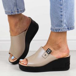 Złote klapki damskie na koturnie Vinceza 58291. Żółte klapki VINCEZA, bez wzorów, ze skóry, eleganckie, bez obcasa, na koturnie, bez zapięcia. Za 159.00 zł.