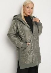 Zielona Kurtka z Pikowanymi Przeszyciami i Kapturem Zarimelia. Zielone kurtki Born2be, plus size, bez wzorów, z jeansu, eleganckie. Za 169.99 zł.