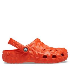 Klapki Crocs. Czerwone klapki Crocs, bez wzorów, bez obcasa, bez zapięcia. Za 199.99 zł.