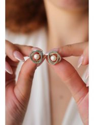 Pierres delicates Pozłacane kolczyki-wkrętki z turkusami rozmiar: onesize. Niebieskie kolczyki Pierres delicates, z cyrkonią, pozłacane. Za 56.95 zł.