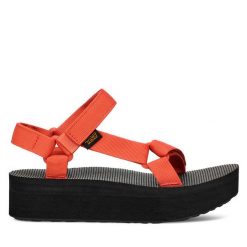 Sandały Teva. Czerwone sandały Teva, bez wzorów, bez obcasa, na koturnie, bez zapięcia. Za 349.99 zł.