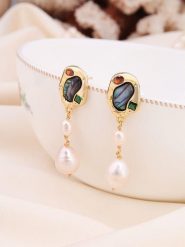 Pierres de Jade Pozłacane kolczyki-wkrętki z perłami i kamieniami szlachetnymi rozmiar: onesize. Białe kolczyki Pierres de Jade, z cyrkonią, pozłacane. Za 39.99 zł.