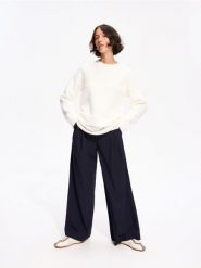 Sweter z domieszką wełny - kremowy. Białe swetry Reserved, l, bez wzorów, z dzianiny, bez ramiączek. Za 149.99 zł.