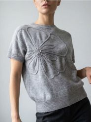 Sweter bez rękawów z tłoczonym kwiatem - szary. Szare swetry Sinsay, l, bez wzorów, bez ramiączek. Za 49.99 zł.