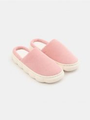 Wsuwane kapcie z miękką cholewką - różowy. Czerwone kapcie Sinsay, bez wzorów. Za 25.99 zł.
